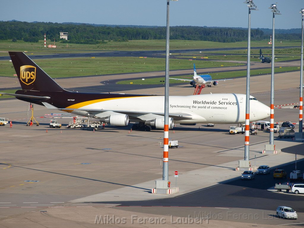 Lufthansa Airbus A 380 zu Besuch Flughafen Koeln Bonn P099.JPG